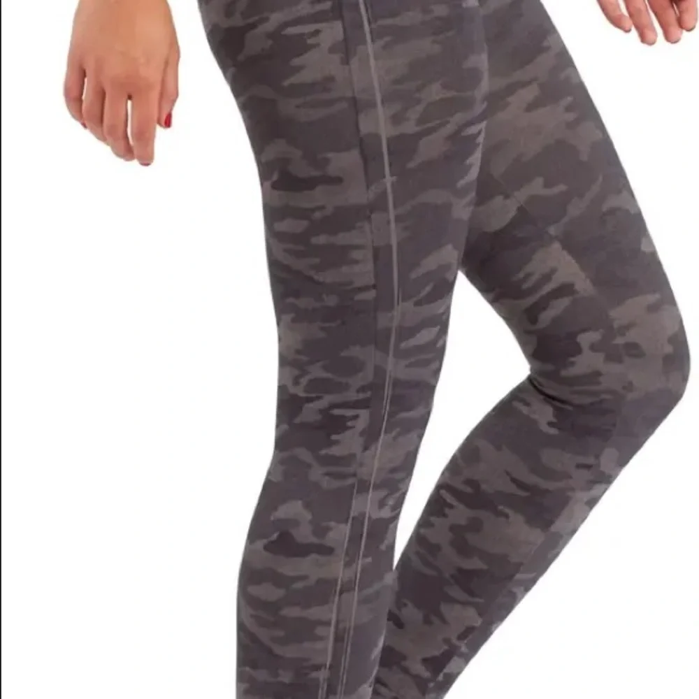 NWT SPANX Look at Me Now Seamless Camo Leggings Size: small (2-4)